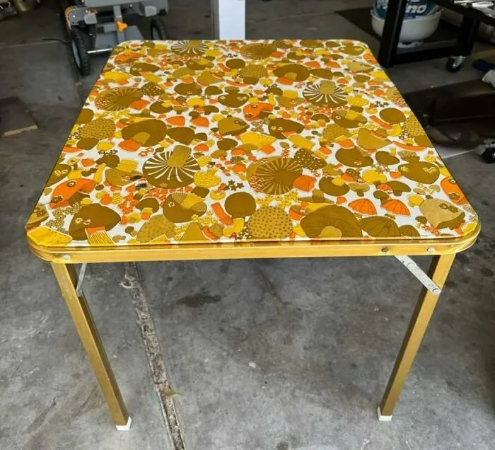One Of You Found This Funky Little Mushroom Table And Honestly… It’s Kinda Cool