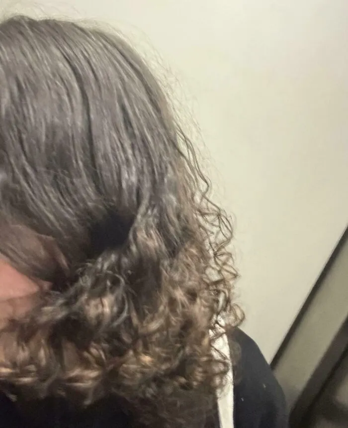 Cabello rizado y su textura en detalle, parte de imágenes interesantes y curiosas del cuerpo humano.