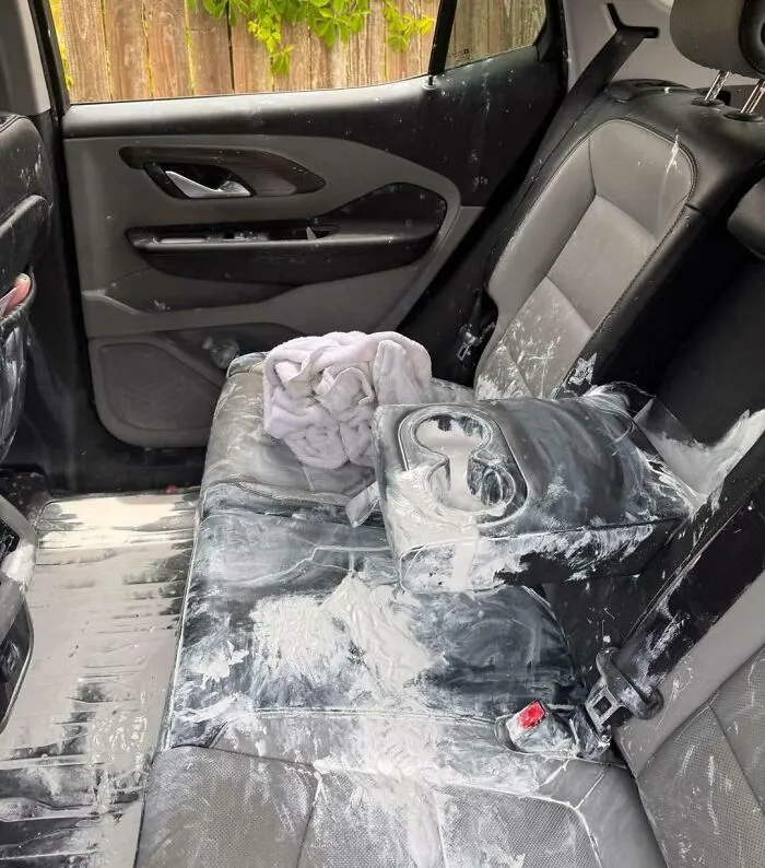 Mi hijo ha abierto 3 latas de pintura para interiores
