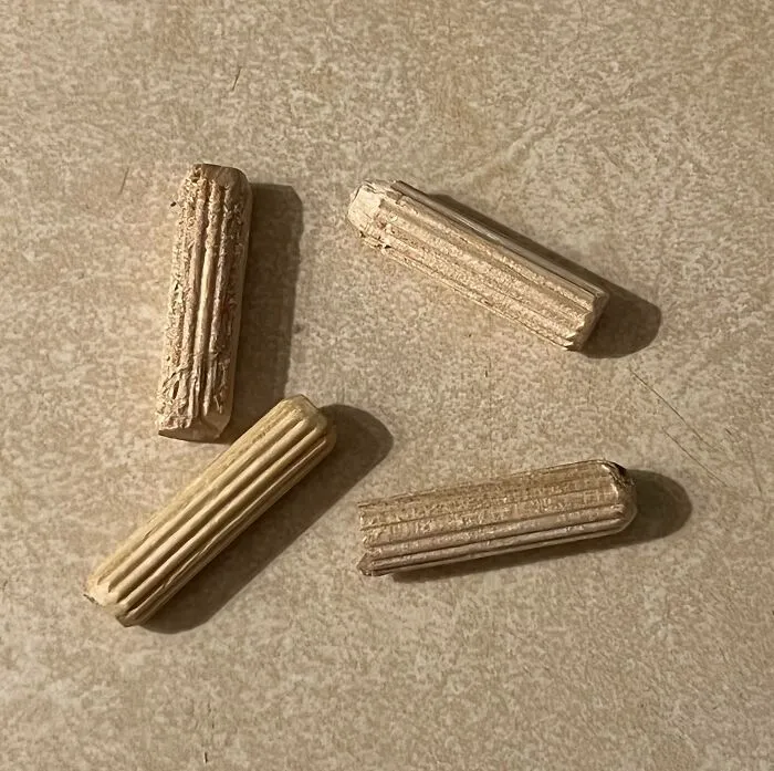 Mi hija acaba de decir "Toma, papá" y me metió esto en el bolsillo. No tengo ni idea de qué mueble barato está ahora peligrosamente inestable.