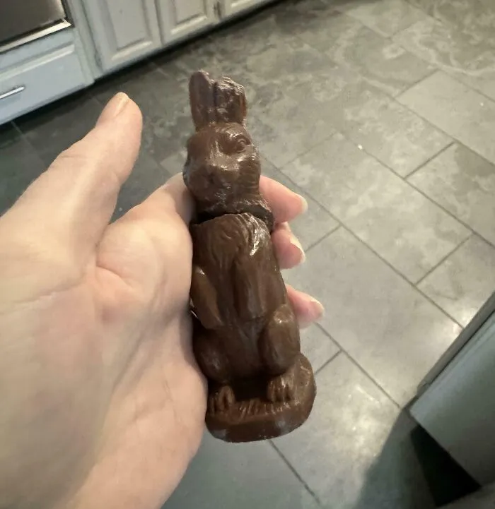Mi hija recibió esto en su canasta de Pascua. Me extrañó que no lo quisiera, así que le di un mordisco. Es jabón.