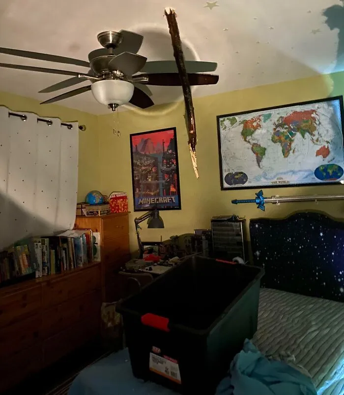 Una rama que salió volando por un tornado ha empalado mi casa justo encima de la cama de mi hijo