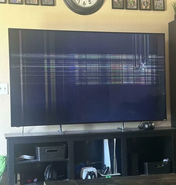 Pantalla de televisor rota con líneas y grietas, ilustrando un día peor para padres y madres.