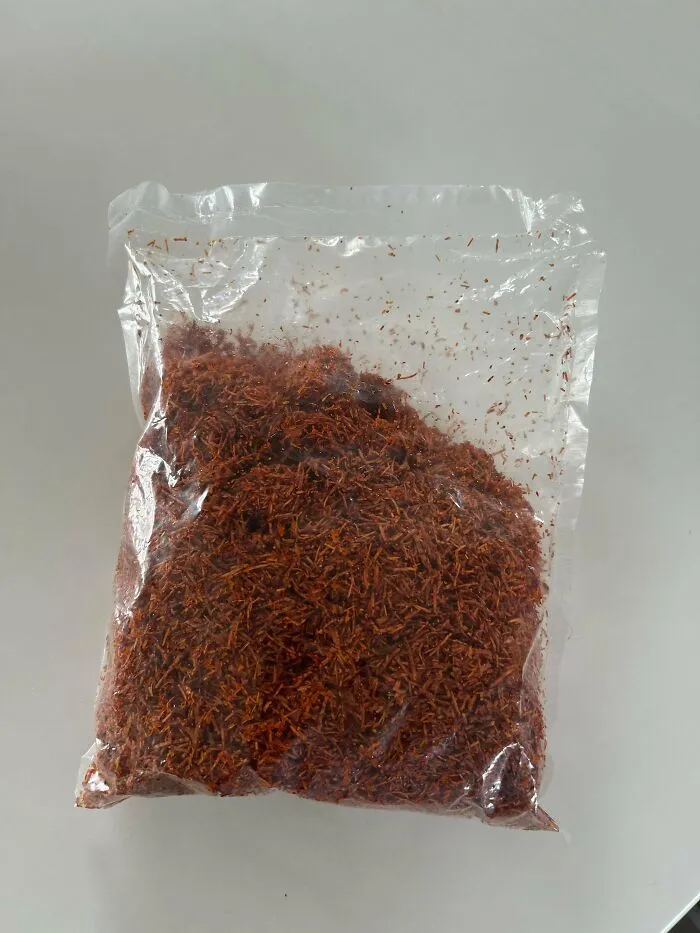 Encontré esta bolsa en la cocina de un Airbnb que estoy limpiando. Está húmeda y aceitosa, y huele muy fuerte, como a mentol.