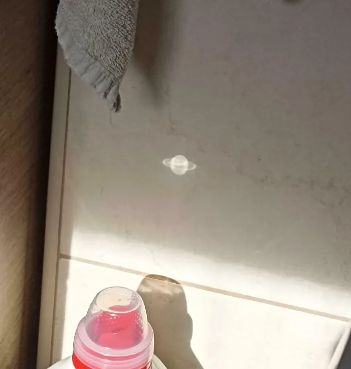 El reflejo del tapón del detergente parece Saturno