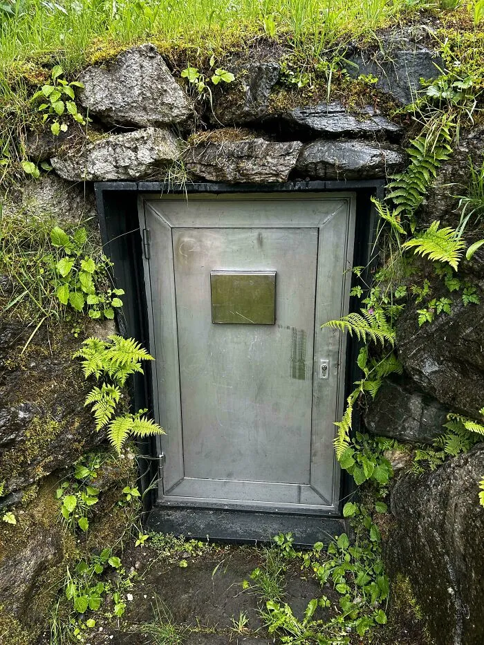 Vi esta puerta metálica en una montaña del Tirol, Austria. Está sujeta a un pozo de plástico grueso, tiene un respiradero encima y puedo oír el aire corriendo detrás de ella con bastante fuerza.