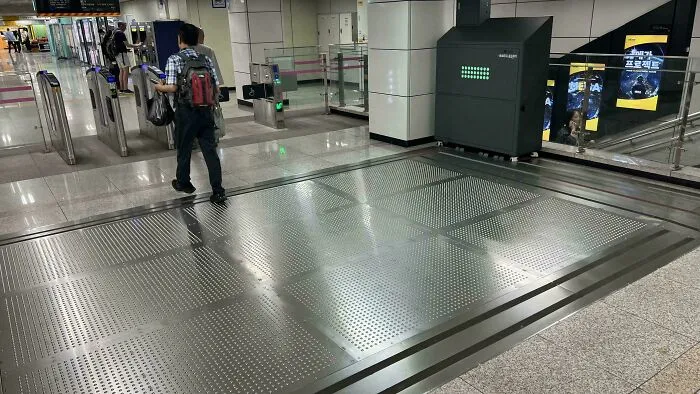 ¿Qué son estas plataformas en las estaciones del metro de Seúl?