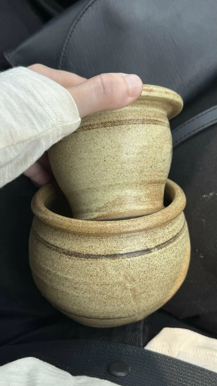 Recipiente de cerámica hecho a mano con una copa interior sujeta a la base de la tapa. Encontrado en una tienda de segunda mano. ¿Para qué sirve?