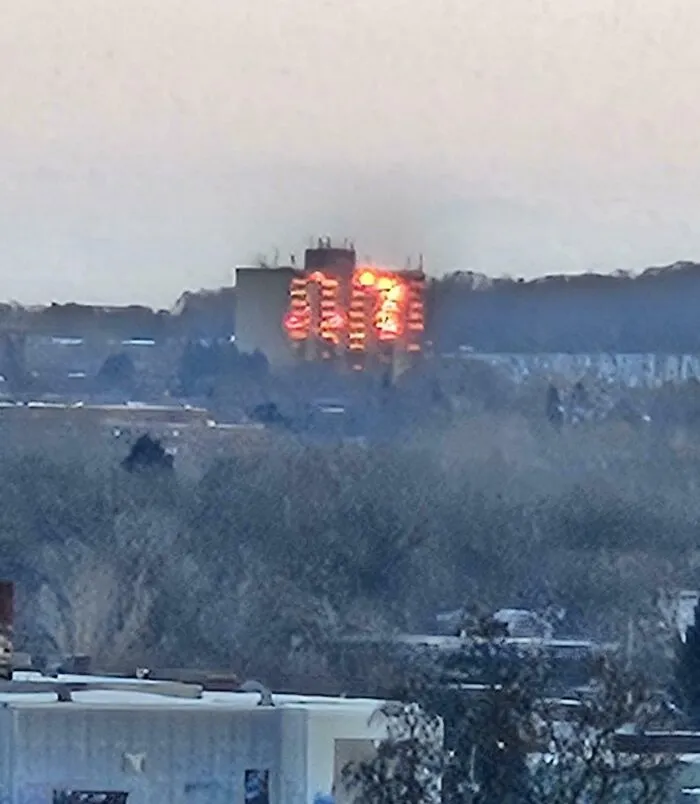 Con el atardecer, parece que este edificio está en llamas