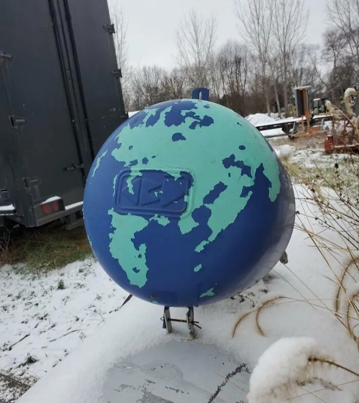La pintura desconchada en la tapa de este tanque de propano se asemeja a un globo terráqueo.