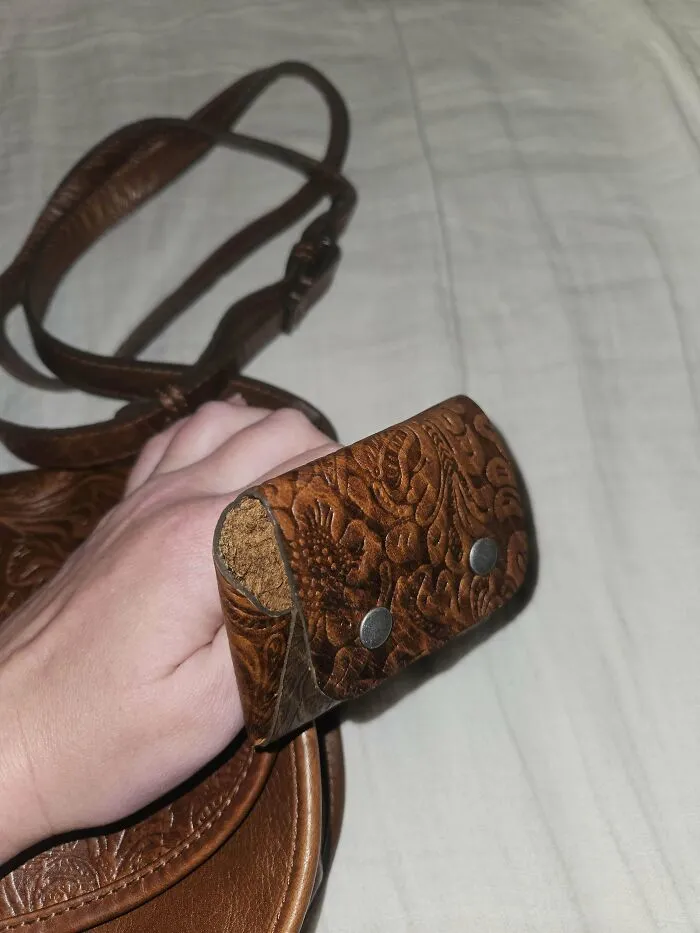 Pequeña bolsa plegable de cuero sujeta a un bolso que compré nuevo recientemente