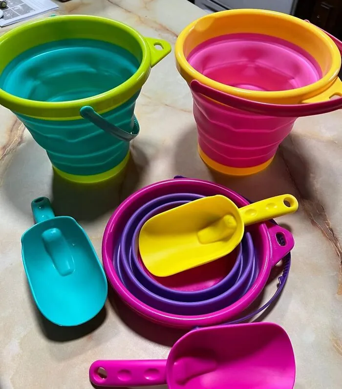 That Awkward Moment When The Giant Plastic Bucket Won't Fit In The Car Is Officially Over Thanks To This Surprisingly Compact <a Style="Display:inline;" Href="Https://Www.amazon.com/Joyin-Foldable-Beach-Bucket-Set/Dp/B0bktmv43y?ie=utf8&th=1&linkcode=ll1&tag=bpowl-20&linkid=047dd76d2cd6f4ee7a176982f26daacd&language=en_us&ref_=as_li_ss_tl" Target="_blank"><span Style="Font: Inherit; Color: #d74b1f;"> Collapsible Beach Bucket</Span>
