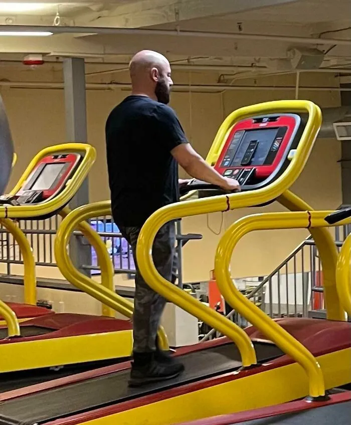 When You’re At The Gym, This Guy Is Talking On His Phone On Speaker