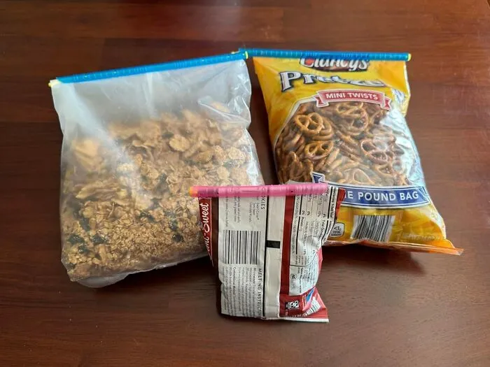 Since Those Flimsy Twist-Ties And Hopeful Bag-Rolling Techniques From Your Childhood Just Won't Cut It In Your Own Place, These <a Style="Display:inline;" Href="Https://Www.amazon.com/Gripstic-Gripstic-12pk-Xlarge/Dp/B06y8rh9py?ie=utf8&th=1&linkcode=ll1&tag=bpsparrow-20&linkid=1335e861bd63206d634421d47dc4094e&language=en_us&ref_=as_li_ss_tl" Target="_blank"><span Style="Font: Inherit; Color: #d74b1f;"> Gripstic Bag Sealer</Span> Things Are What Your Snack Stash Truly Deserves
