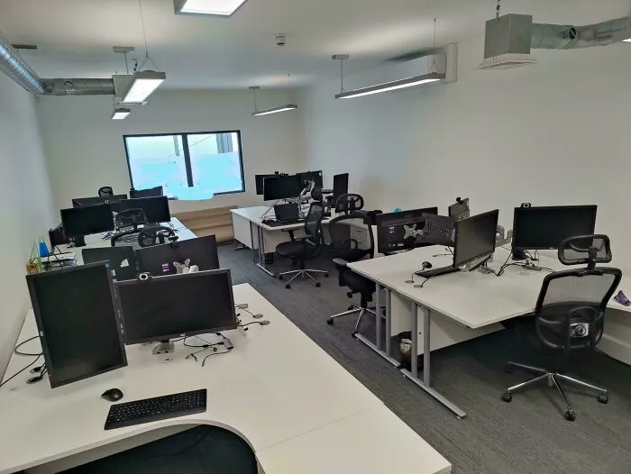 La empresa impuso un viaje mensual de dos horas a la oficina para mejorar el trabajo colaborativo. Nadie más se presentó.