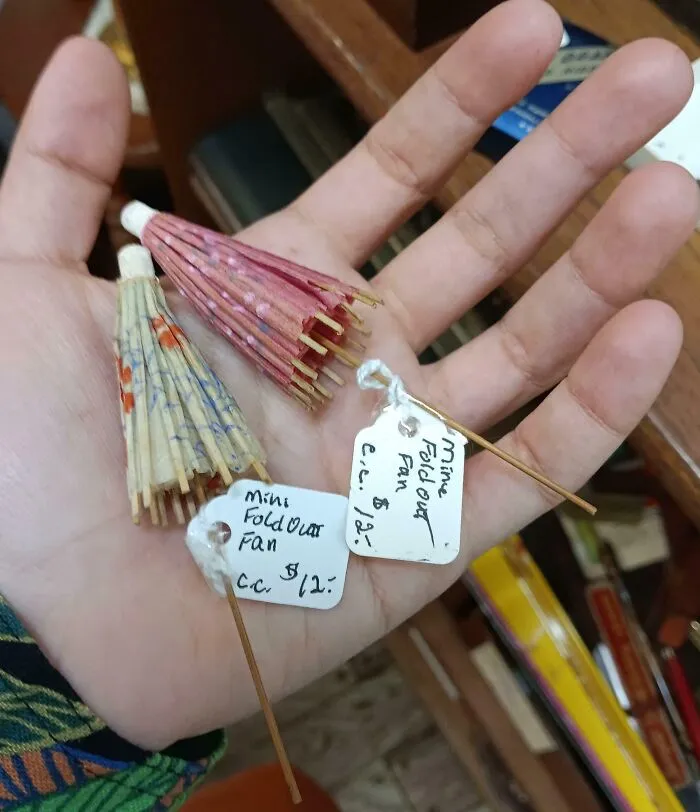 Sombrillas de coctel a 12$ cada una. Serán vintage, pero es ridículo