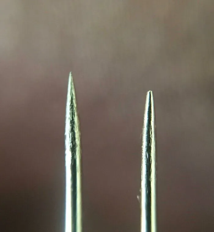 Agujas de coser comparativas en primer plano mostrando detalles y diferencia de tamaño en imágenes comparativas.