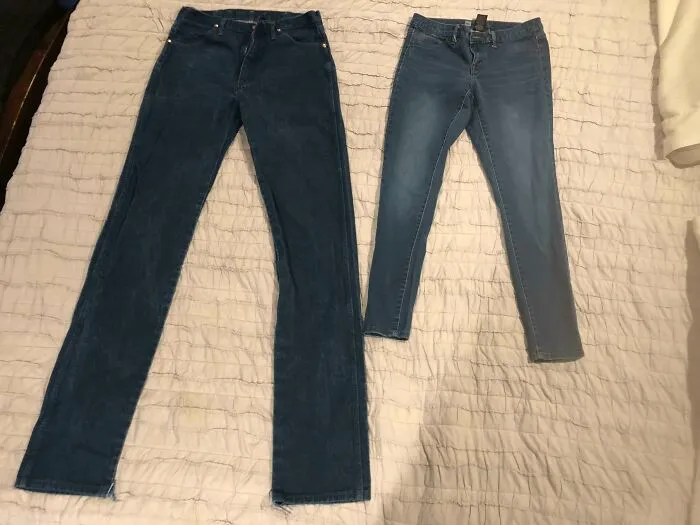 Dos pares de pantalones vaqueros de diferente tamaño sobre una cama mostrando imágenes comparativas para nueva perspectiva.