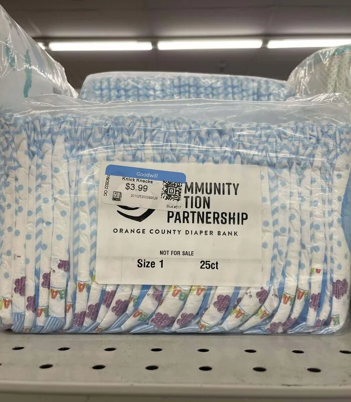 Pañales de caridad, pensados para familias necesitadas. "No se venden" pone, pero a los de la tienda les da igual