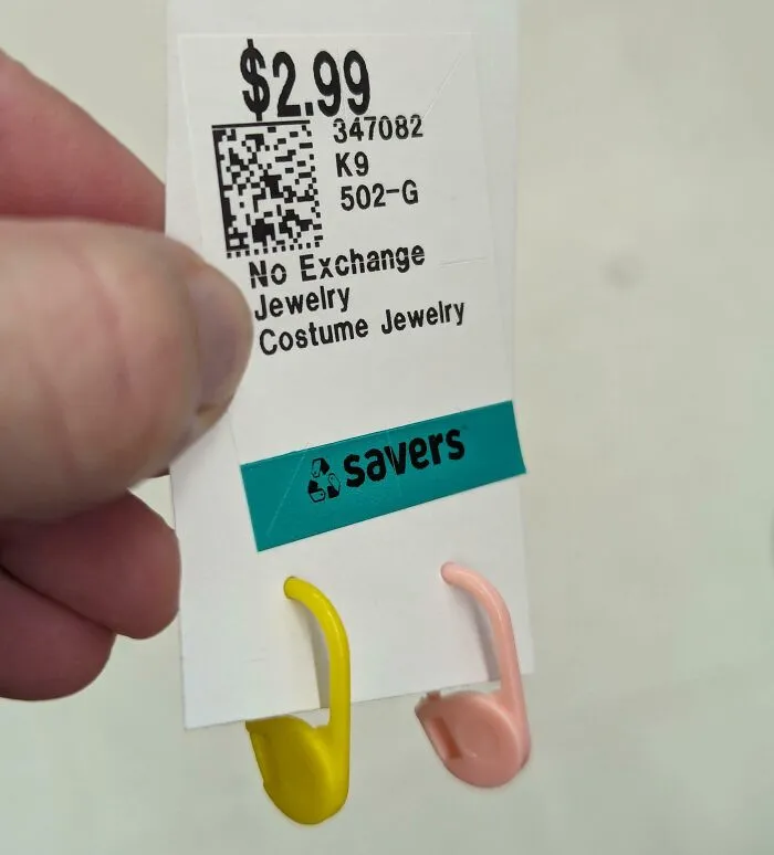 Encontré estos "aretes" en la tienda Savers. Intenté decirle a una cajera que no eran aretes y que se venden a 50 piezas por $3, y me dijo: "Bueno, seguro que algúna niña los usa como aretes porque parecen imperdibles". Son imperdibles