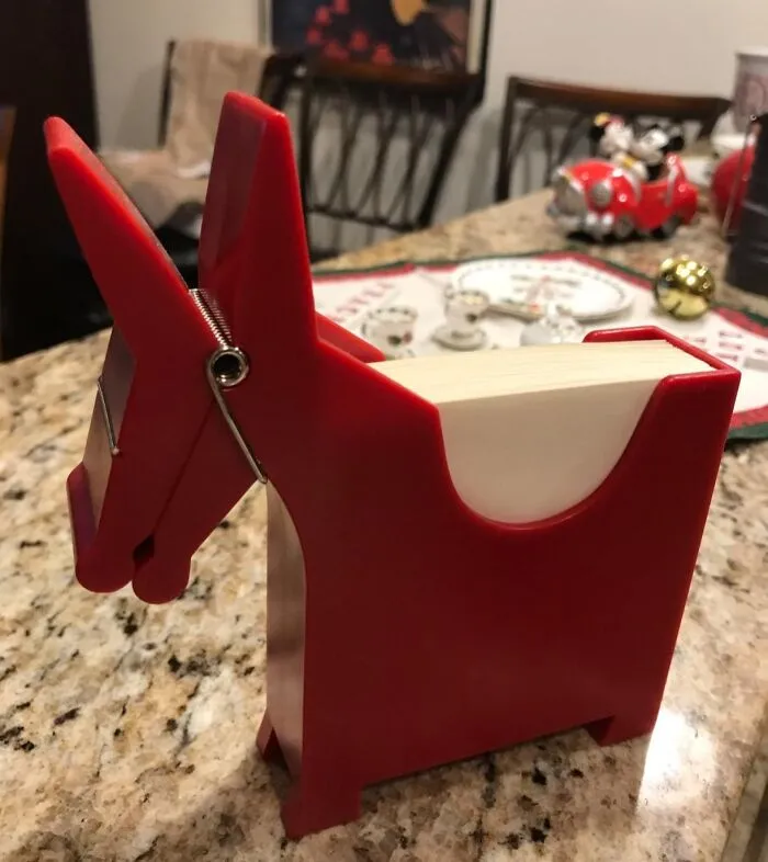 Let This Little <a Style="Display:inline;" Href="Https://Www.amazon.com/Morris-Donkey-Desktop-Dispenser-Holder/Dp/B00307hewc?ie=utf8&th=1&linkcode=ll1&tag=bpbobcat-20&linkid=be204d7cbd8cc55c55905830dcb991b6&language=en_us&ref_=as_li_ss_tl" Target="_blank"><span Style="Font: Inherit; Color: #d74b1f;"> Donkey Memo Holder </Span> Use Its Surprisingly Grabby Clothes-Peg Face To Make Sure Your Brain Farts Don't Turn Into Full-Blown 'Oops' Moments