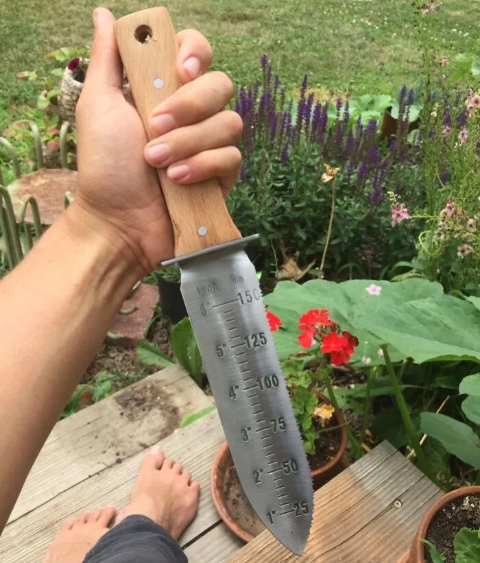 Your Regular Trowel Is Probably Quaking In Its Boots Now That This Multi-Talented <a Style="Display:inline;" Href="Https://Www.amazon.com/Garden-Knife-Sharpening-Stone-Sheath/Dp/B01ma5tfcz?ie=utf8&th=1&linkcode=ll1&tag=bpeagle-20&linkid=a6f7b109a145a945f395b4463c7d137c&language=en_us&ref_=as_li_ss_tl" Target="_blank"><span Style="Font: Inherit; Color: #d74b1f;"> Hori Hori Garden Knife </Span> Is Here To Dig, Saw, Measure, And Generally Boss Around Your Flowerbeds