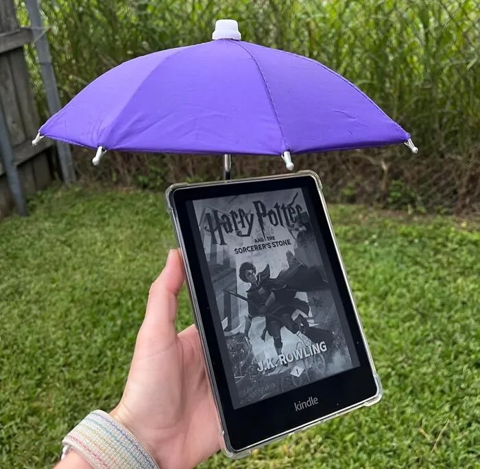 Your Phone Can Now Enjoy Its Own Personal Shade And Avoid Turning Into A Molten Lava Brick While You're Trying To Read By The Pool, All Thanks To This Tiny <a Style="Display:inline;" Href="Https://Www.amazon.com/Fantasybear-Protection-Umbrella-Universal-Adjustable/Dp/B0cd1hnjd3?ie=utf8&th=1&linkcode=ll1&tag=bpkiwi-20&linkid=2a26c1079c82b3eef67843bdef3d0516&language=en_us&ref_=as_li_ss_tl" Target="_blank"><span Style="Font: Inherit; Color: #d74b1f;"> UV Protection Phone Umbrella </Span>