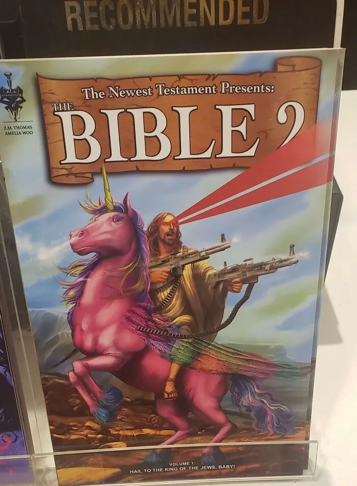 Portada divertida con unicornio rosa y figura con láser en los ojos y armas, imagen para hacerte reír hoy.