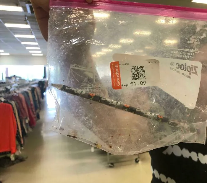 Bolsa plástica con lápiz usado y sucio a la venta en tienda de segunda mano, ejemplo de artículo ridículo y estafa.
