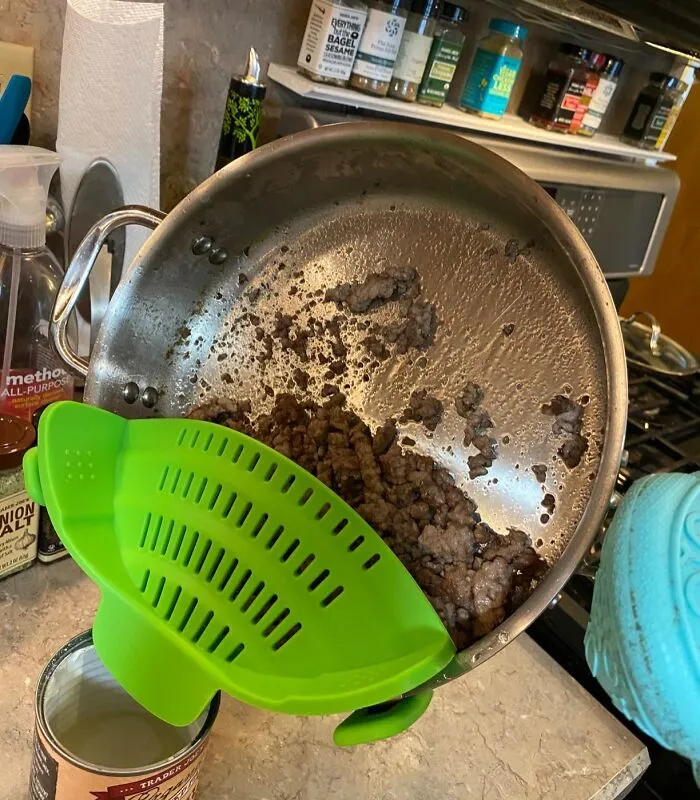 The Old Colanders Are Probably Side-Eyeing This Clever <a Style="Display:inline;" Href="Https://Www.amazon.com/Kitchen-Gizmo-Strain-Clip-7-87x2-76x4-53-Inch/Dp/B0c7x7z33m?ie=utf8&th=1&linkcode=ll1&tag=bptapir-20&linkid=8b09a155052c0d8febb540a6d5955b41&language=en_us&ref_=as_li_ss_tl" Target="_blank"><span Style="Font: Inherit; Color: #d74b1f;"> Snap N' Strain </Span> That Attaches Right To Your Pot, Making Clumsy Pasta Water Acrobatics A Thing Of The Past