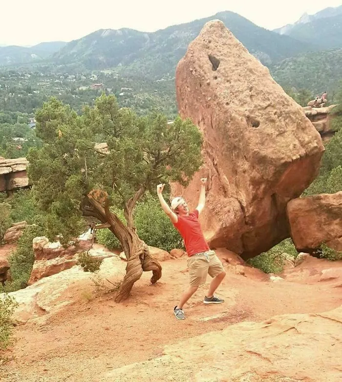 Fui a Colorado a visitar a unos familiares y descubrí un árbol feliz en el Jardín de los Dioses