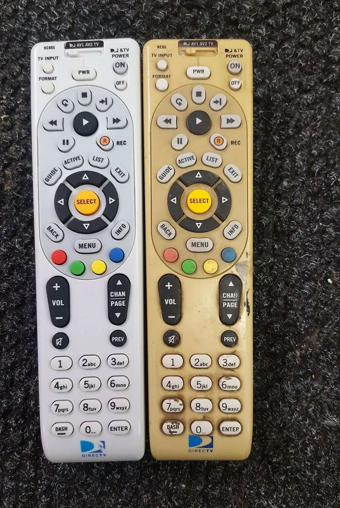 Controles remotos comparativos, uno nuevo y otro envejecido, mostrando diferencias en color y desgaste visible.