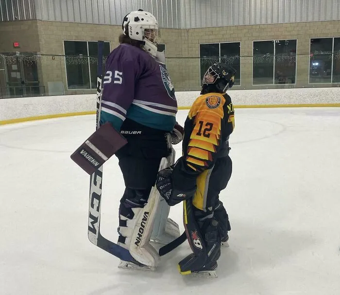 Portero de hockey alto y otro más bajo comparando alturas sobre hielo en imágenes comparativas para nueva perspectiva del mundo.