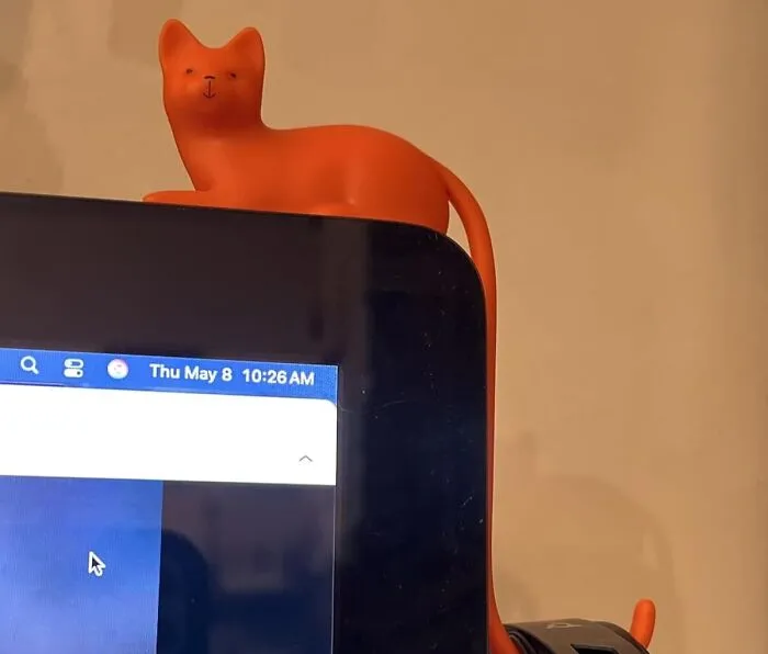 Your Headphones Can Now Perch Majestically Upon A Tiny, Adorable Feline Throne When They're Not Gracing Your Ears, Thanks To This <a Style="Display:inline;" Href="Https://Www.amazon.com/Monkey-Business-Ginger-Computer-Accessories/Dp/B01ho3r0qw?ie=utf8&th=1&linkcode=ll1&tag=bphawk-20&linkid=9f21e41605f905f4d25262dc065b48e1&language=en_us&ref_=as_li_ss_tl" Target="_blank"><span Style="Font: Inherit; Color: #d74b1f;"> Kitty Headphone Holder </Span>