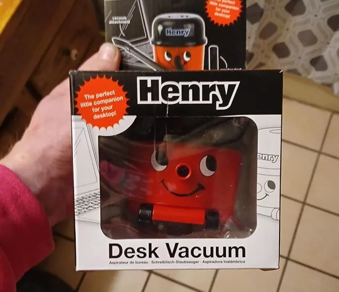 Your Desk Crumbs Are About To Meet Their Adorable, Tiny, And Surprisingly Effective Demise Thanks To This <a Style="Display:inline;" Href="Https://Www.amazon.com/Bits-Pieces-Novelty-Functional-Accessory/Dp/B0134nqdgo?ie=utf8&linkcode=ll1&tag=bphawk-20&linkid=181e51a46c069c52c30baaf608edb45b&language=en_us&ref_=as_li_ss_tl" Target="_blank"><span Style="Font: Inherit; Color: #d74b1f;"> Desktop Henry Hoover </Span>