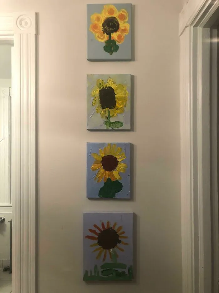 4 cuadros del mismo girasol pintados por cada uno de mis 4 hijos, todos a la misma edad de 5 años.
