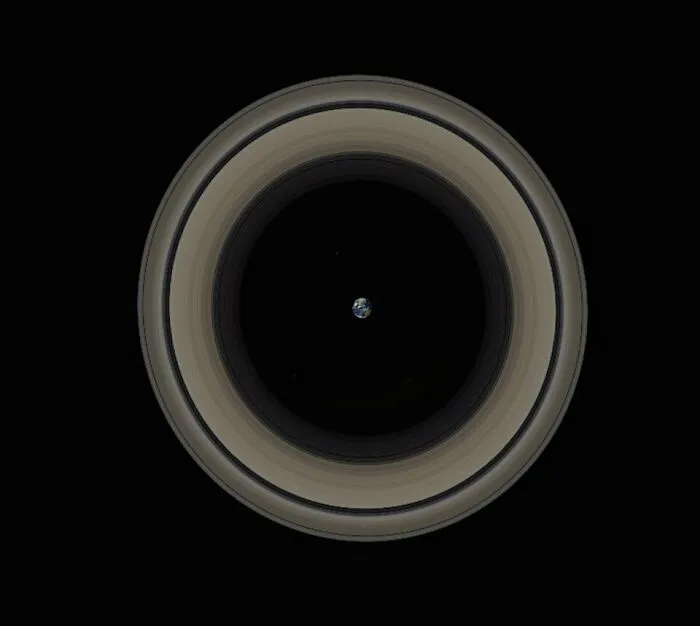 El tamaño de la Tierra comparado con el tamaño de los anillos de Saturno