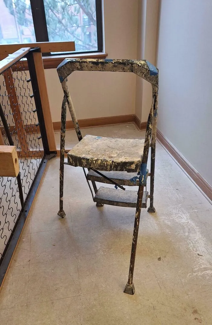 Me han dado esta escalera en el trabajo para limpiar un ventilador de techo