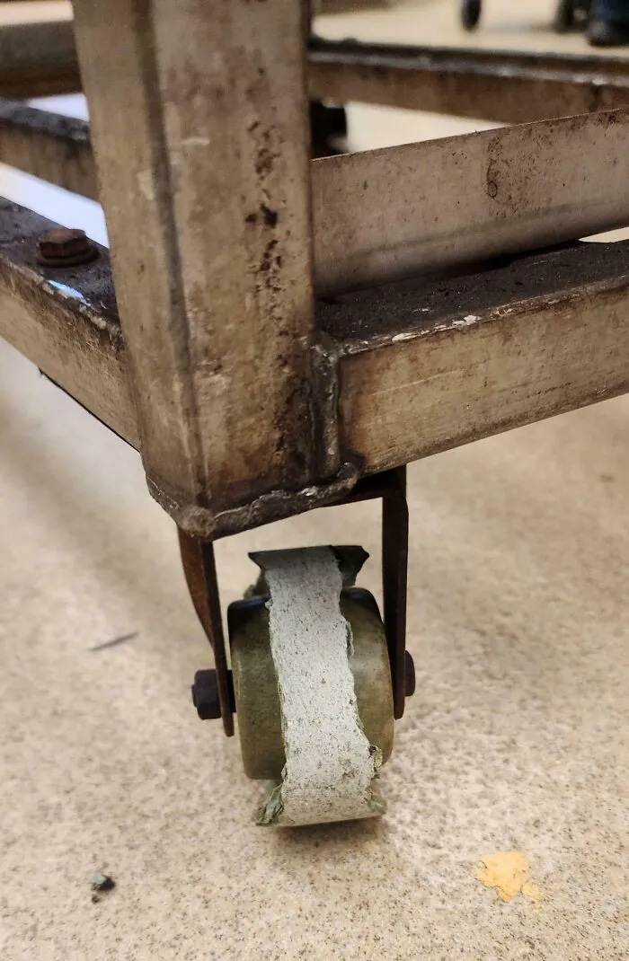 Las ruedas de nuestras rejillas para hornear en el trabajo se están desmoronando y se niegan a repararlas. Ya ni siquiera ruedan; se vuelcan a menudo al intentar empujarlas.