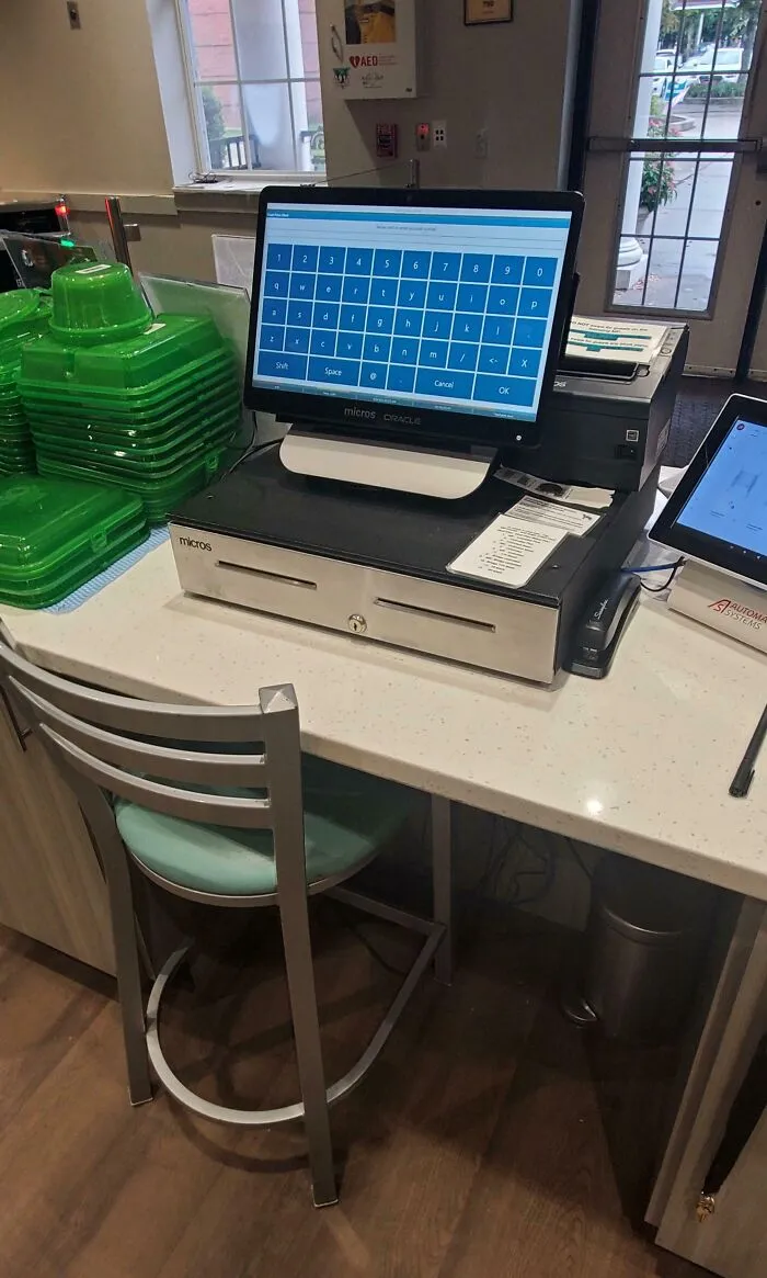Mi trabajo no me permite sentarme en mi escritorio, aunque hay una silla, que tampoco me permiten mover