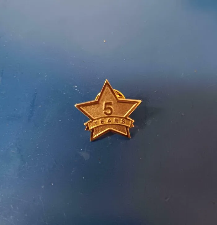 Mi trabajo me acaba de regalar un pin que celebra mis 5 años trabajando aquí. Vendieron la empresa donde trabajo y me despedirán en unos meses porque no quieren pagarme el sueldo actual.