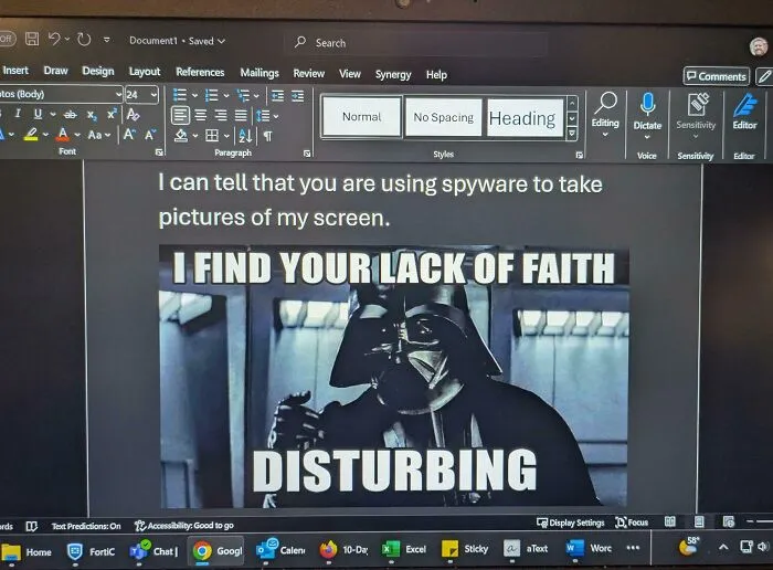 Estoy bastante seguro de que mi jefe empezó a usar software espía para hacer capturas de la pantalla de mi portátil. Así que lo dejé abierto con esto