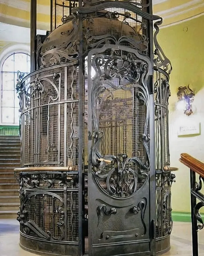 Ascensor a vapor en la Casa del Capitán de Guardia S. Muyaki, San Petersburgo, Rusia. Circa 1902-1903.