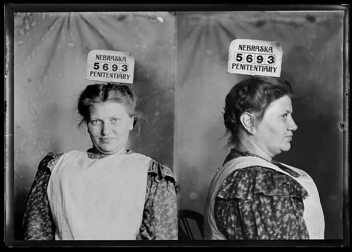 The 1903 Mugshot Of Bertha Liebbeke, A Woman Who Would Approach Wealthy Men In Crowds And Pretend To Faint In Their Arms — Then Would Relieve Them Of All The Valuables In Their Pockets