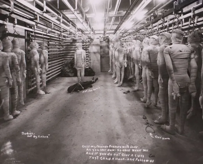 Figura vintage inquietante con cuerpos envueltos estilo momias en un sótano oscuro, fotos del pasado inquietantes.