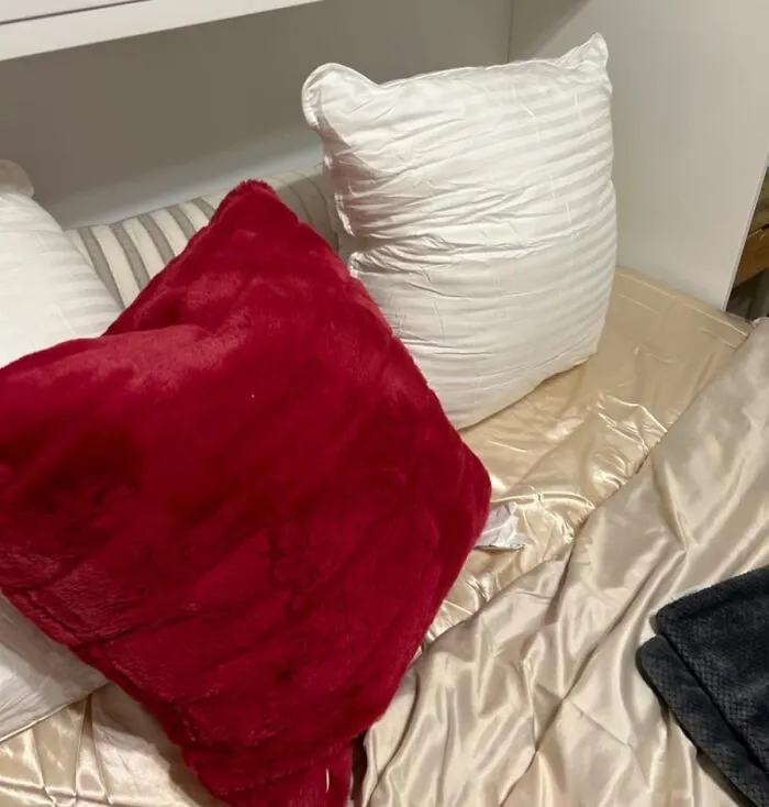 With Some <a Style="Display:inline;" Href="Https://Www.amazon.com/Utopia-Bedding-Premium-Filled-Pillows/Dp/B071dfdf9n?ie=utf8&th=1&linkcode=ll1&tag=bplobster-20&linkid=97693c3d16d9c339ffe2eaf9263e8fc6&language=en_us&ref_=as_li_ss_tl" Target="_blank">    <span Style="Font: Inherit; Color: #d74b1f;"> Cooling Hotel Quality Pillows </Span>, The Only Thing Missing From Your Bedroom's Vacation Vibe Is The Overpriced Minibar