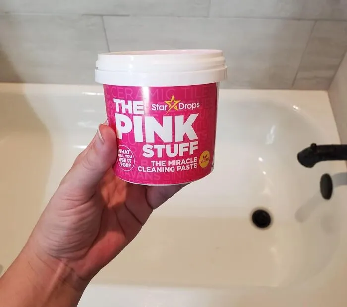That Mystery Stain That's Been Haunting Your Kitchen Since Last Thanksgiving Is Finally About To Meet Its Match With <a Style="Display:inline;" Href="Https://Www.amazon.com/Stardrops-Cleaning-All-Purpose-Non-Scratch-Bathrooms/Dp/B0dccfg9jr?ie=utf8&th=1&linkcode=ll1&tag=bppelican-20&linkid=221736d553bd329771b9f928a3e771c4&language=en_us&ref_=as_li_ss_tl" Target="_blank"> <span Style="Font: Inherit; Color: #d74b1f;"> The Pink Stuff Miracle Cleaning Paste </Span>