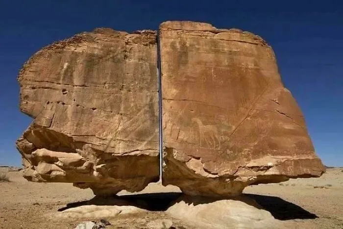Existe una formación rocosa de 4000 años de antigüedad en Arabia Saudita llamada A1-Naslaa, que parece haber sido cortada por la mitad con precisión láser. No se sabe con certeza cómo sucedió.