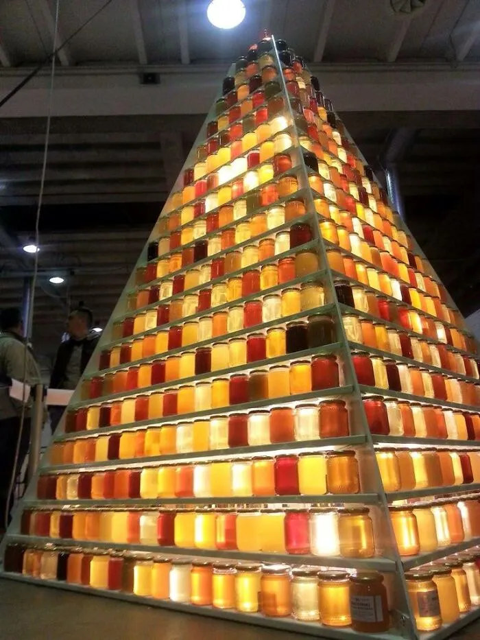 Los apicultores londinenses crearon una gigantesca pirámide de miel retroiluminada para mostrar todos los diferentes tonos.