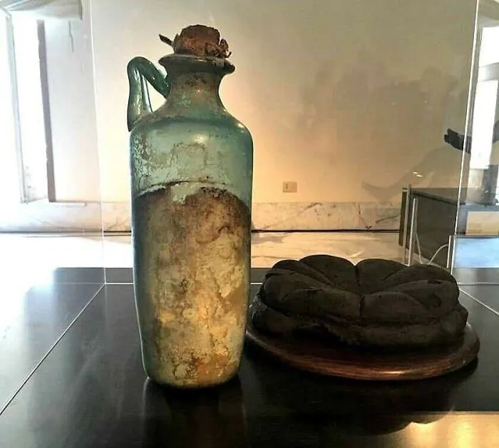 El aceite de oliva más antiguo: la botella de casi 2.000 años de antigüedad llena de aceite de oliva solidificado de Pompeya